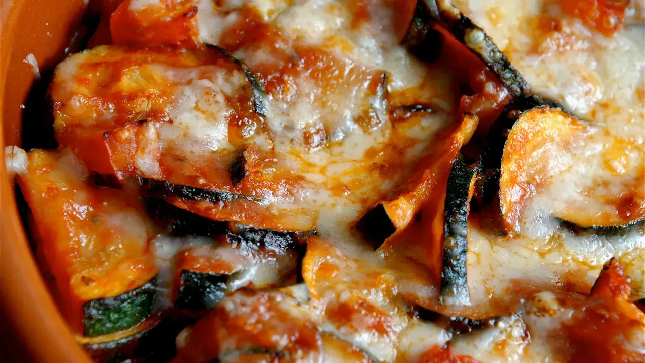 Calabac&iacute;n con tomate gratinado, con queso derretido y bordes dorados. Un plato casero y reconfortante.