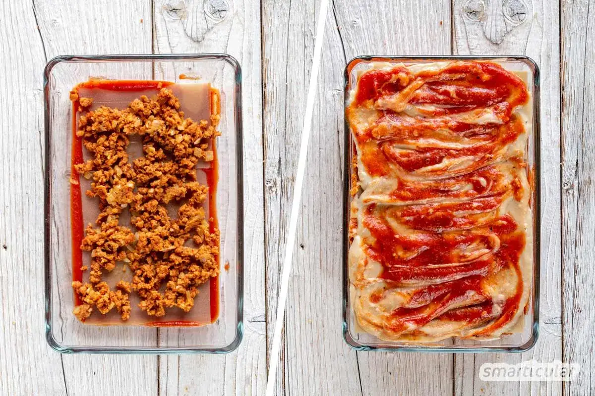 Schichten einer italienischen Lasagne vegetarisch: links mit Hackfleischersatz und Soße, rechts fertig geschichtet mit Béchamel und Tomatensoße.