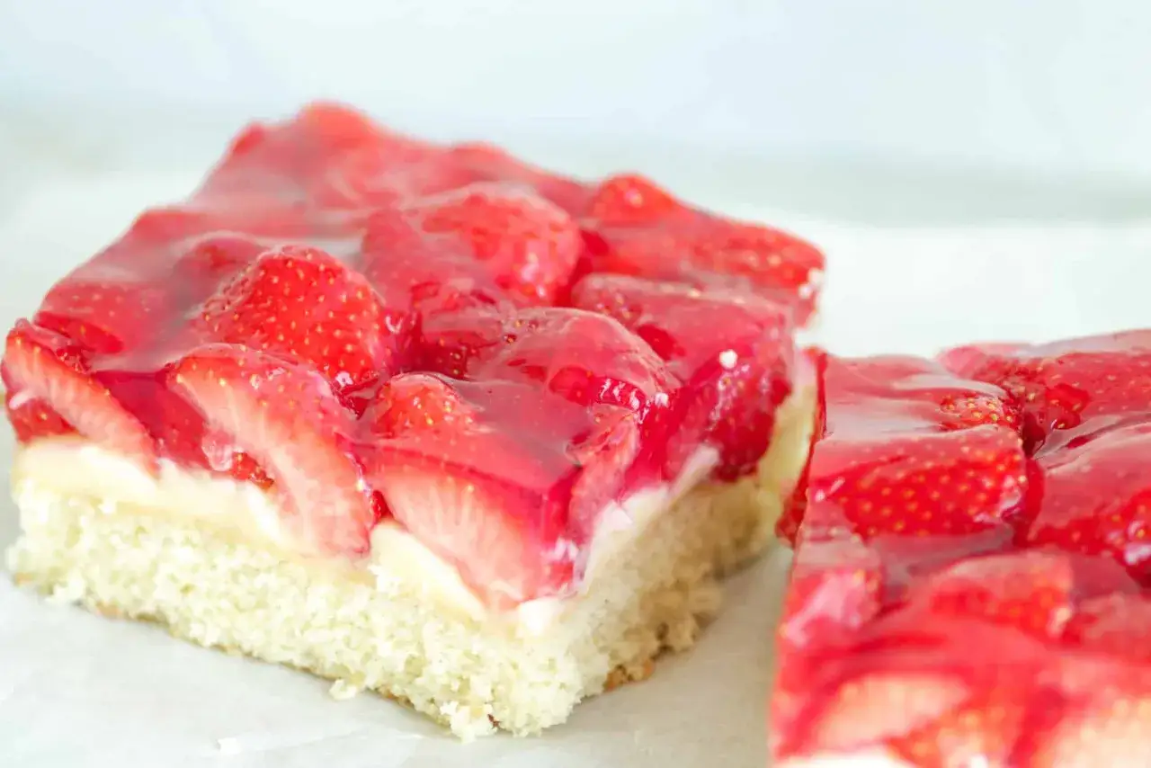 Saftiger Erdbeer Blechkuchen mit frischen Erdbeeren und Tortenguss.
