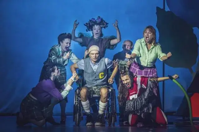 kolaż gatunków teatralnych tragedia komedia musical