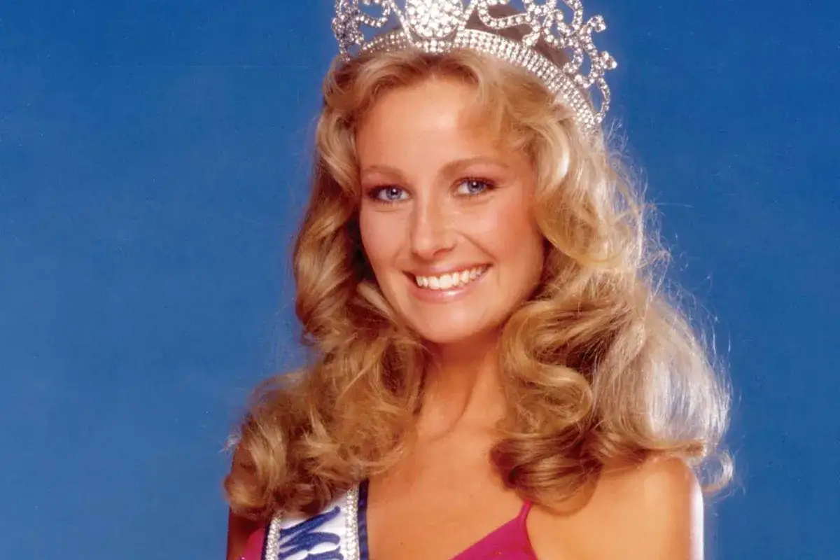Yvonne Ryding, Miss Sweden, ler glatt med en glittrande tiara p&aring; huvudet.