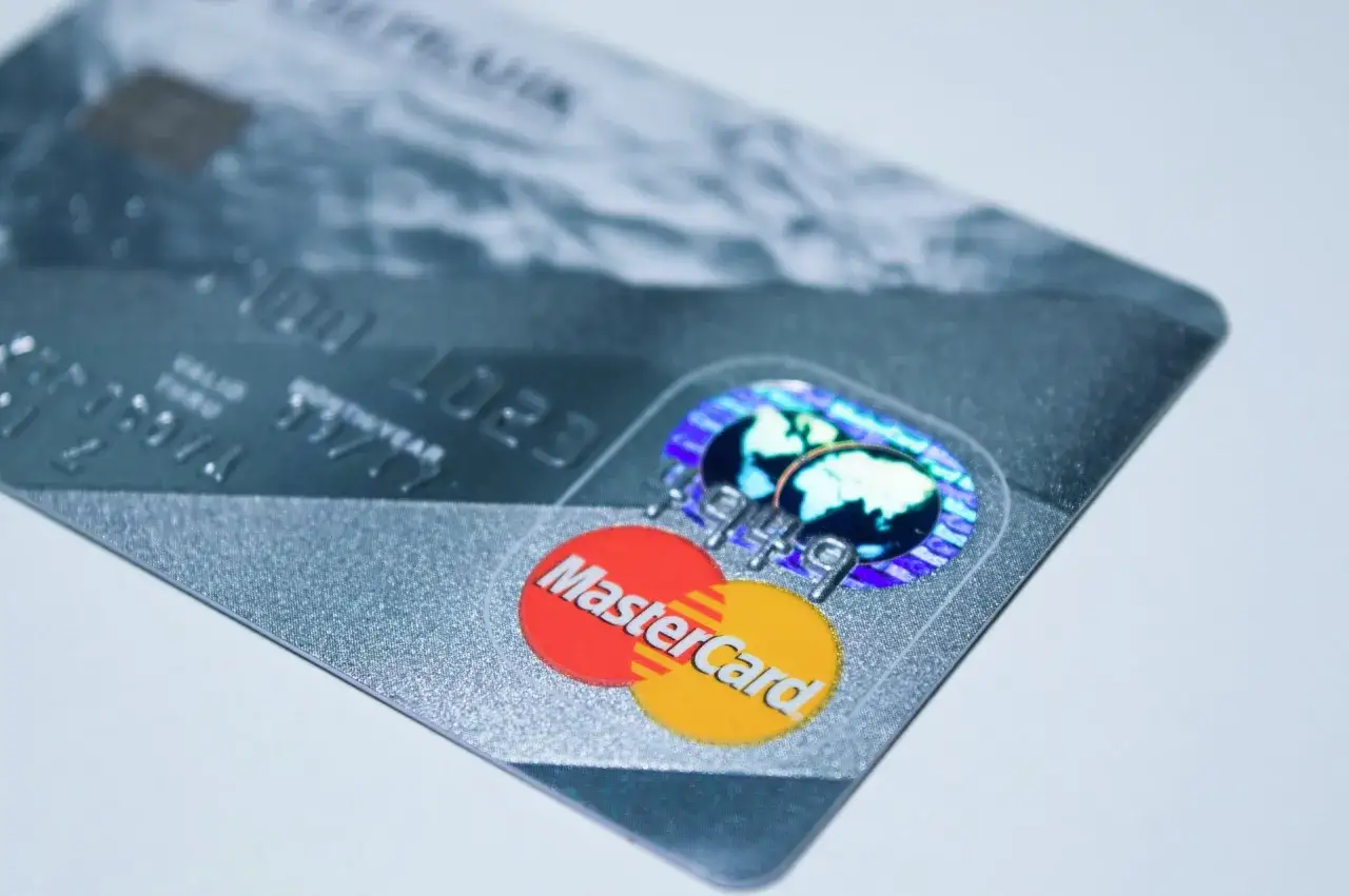 Zbliżenie na kartę Mastercard z logo Peako. Czekasz na kartę? Sprawdź, ile się czeka na kartę do bankomatu Peako.