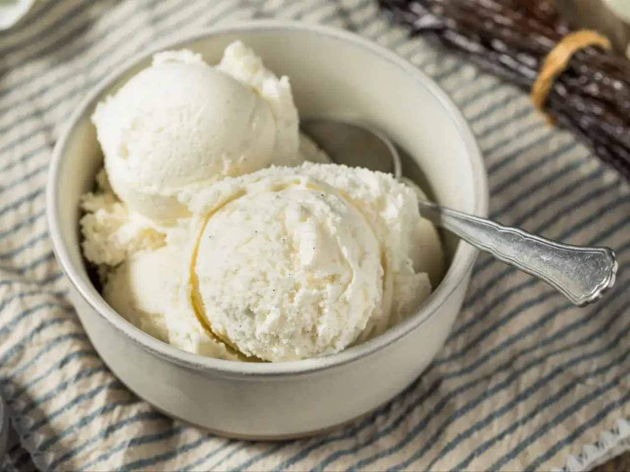 Pyszne lody waniliowe w miseczce, idealne na lato. Ten przepis na lody jest prosty i szybki.