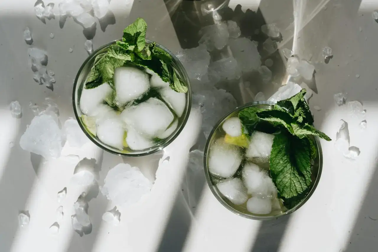 Dwa orzeźwiające mojito z lodem i miętą. Czy można zastąpić świeżą miętę syropem w domowym mojito?