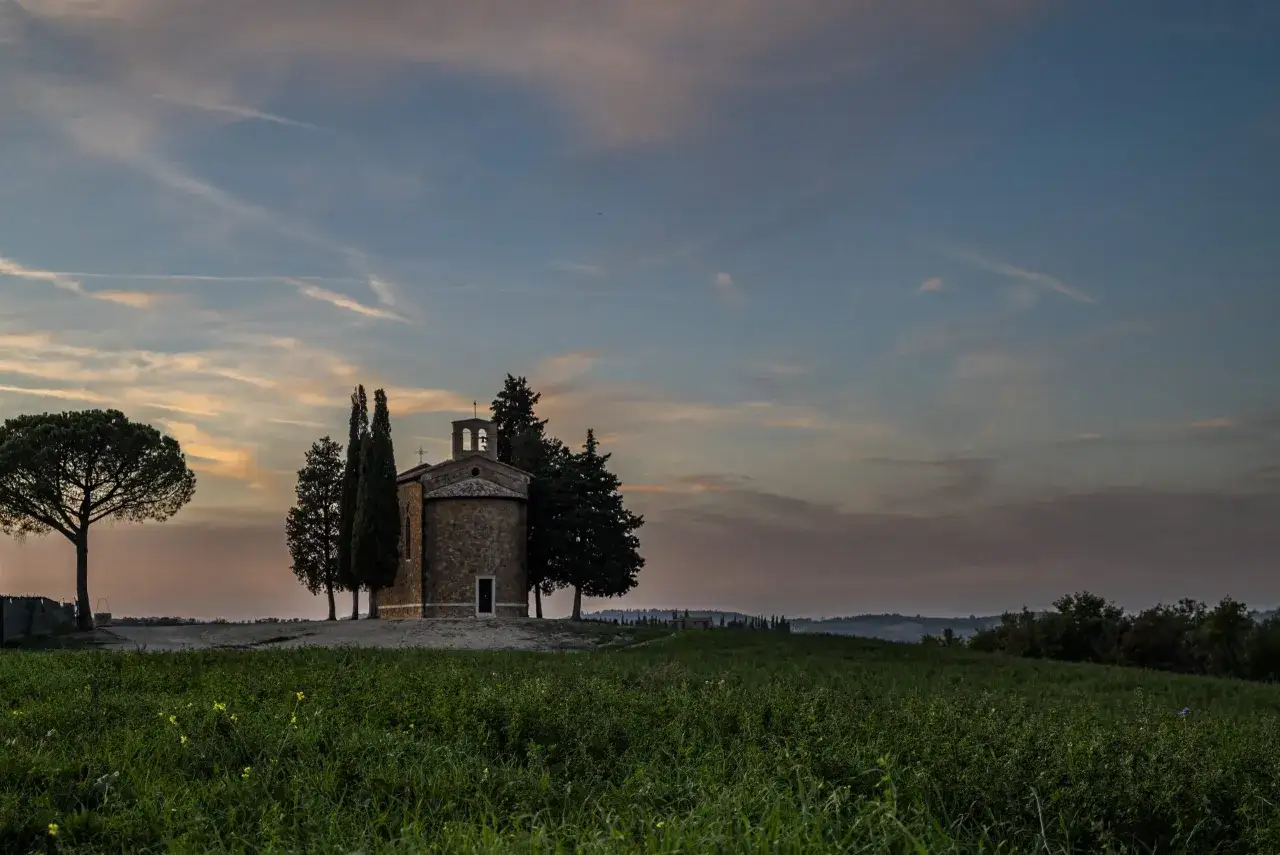 Cappella della Madonna di Vitaleta nel Val d'Orcia, ideale da visitare in primavera o autunno per i colori e la luce.