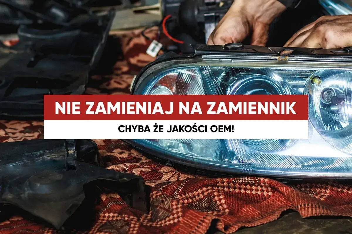 Ręce mechanika pracują nad reflektorem. Napis głosi: 
