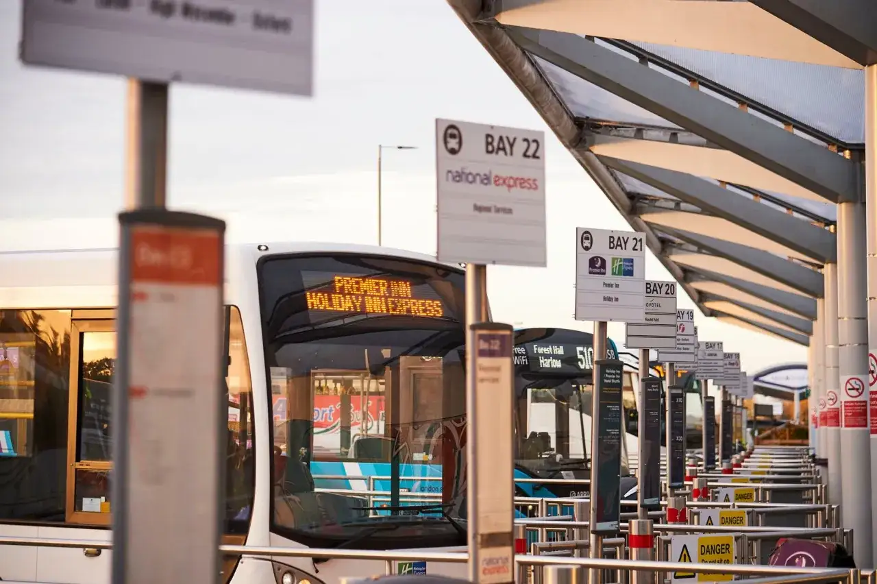 Szukasz jak najtaniej dojechać z lotniska Stansted do Londynu? Autobusy National Express z zatoczki 22 to świetna opcja.