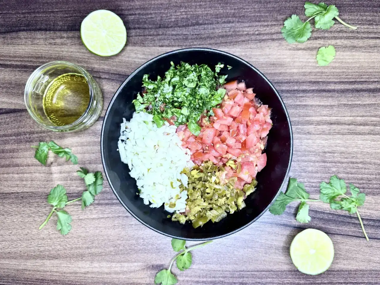 Składniki na świeże pico de gallo: pomidory, cebula, jalapeño, kolendra i limonka.