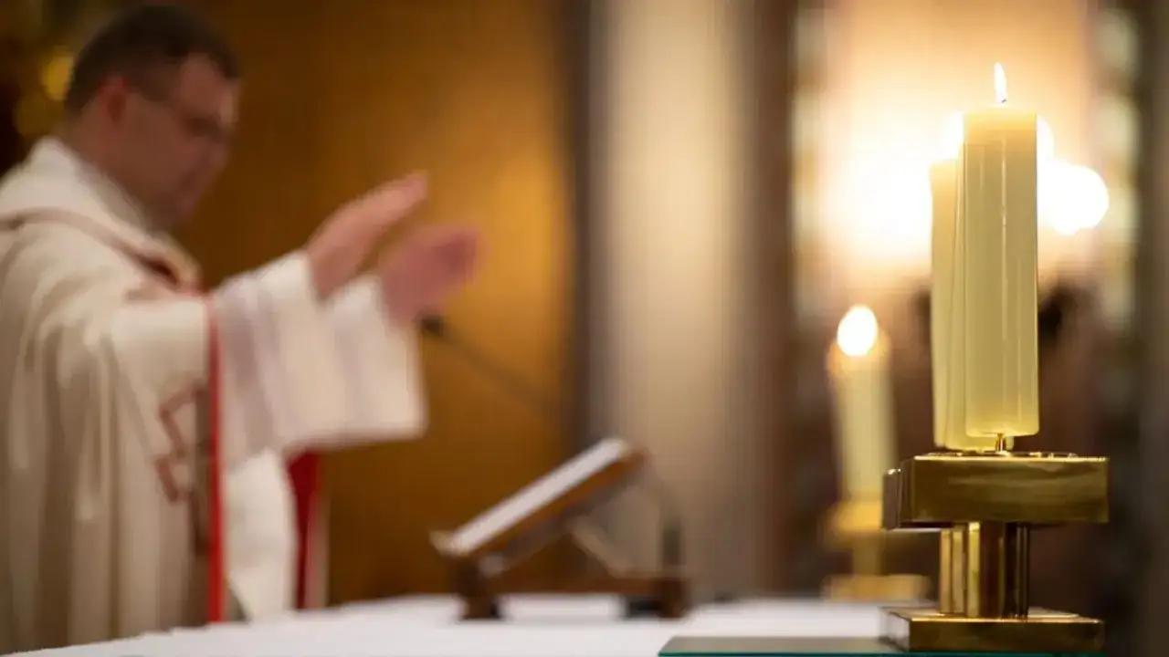 Gdzie jest pastor? W kościele, podczas mszy, w otoczeniu płonących świec.
