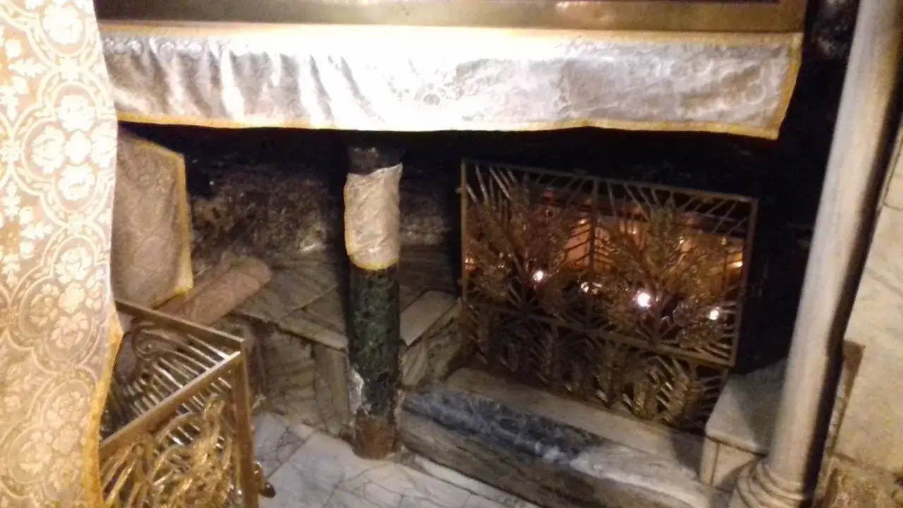 Der Ort, wo ist Jesus geboren, die Geburtsgrotte in Bethlehem, mit Marmor und einem goldenen Gitter.