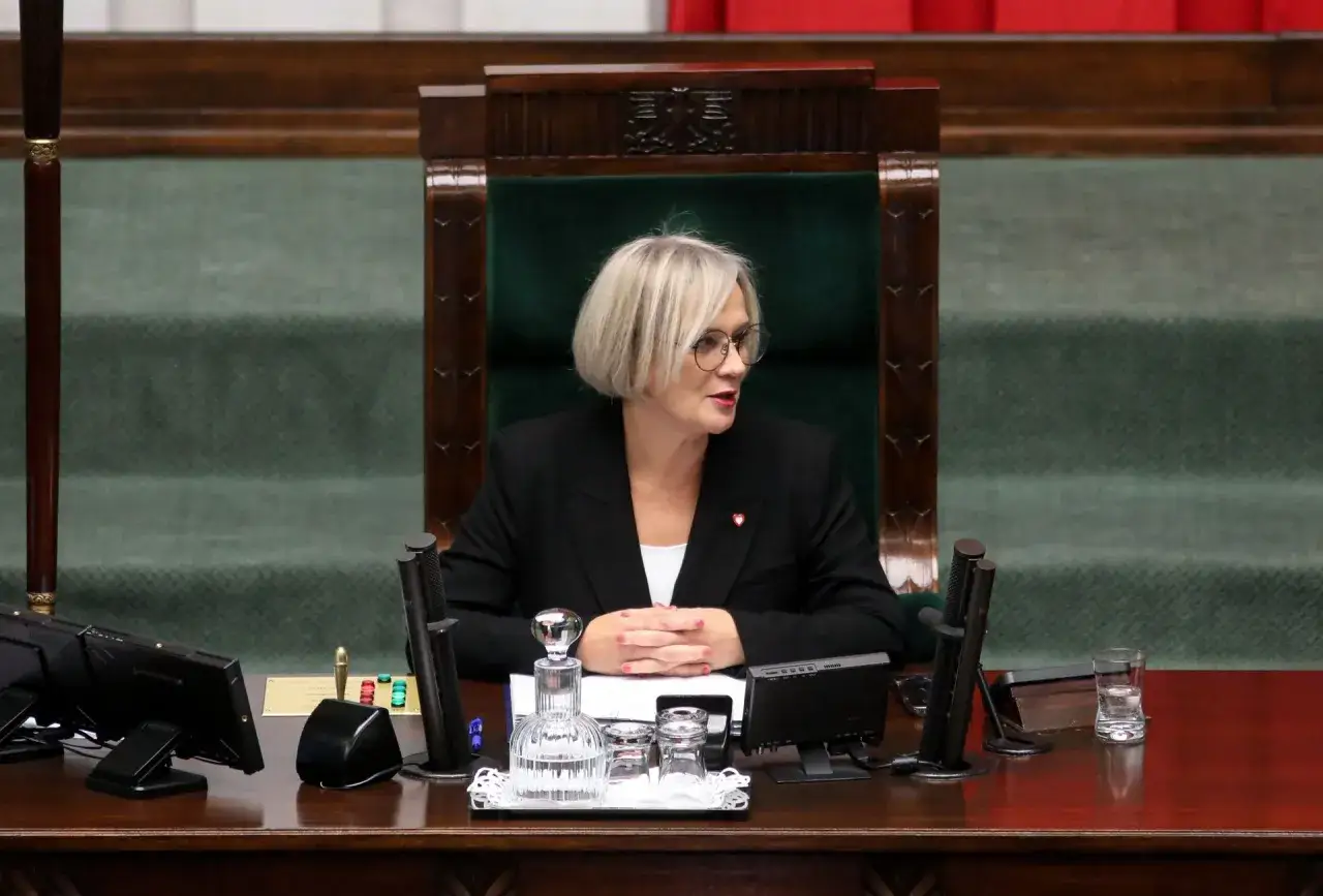 Dorota Niedziela, posłanka, siedzi za mównicą w sali sejmowej.