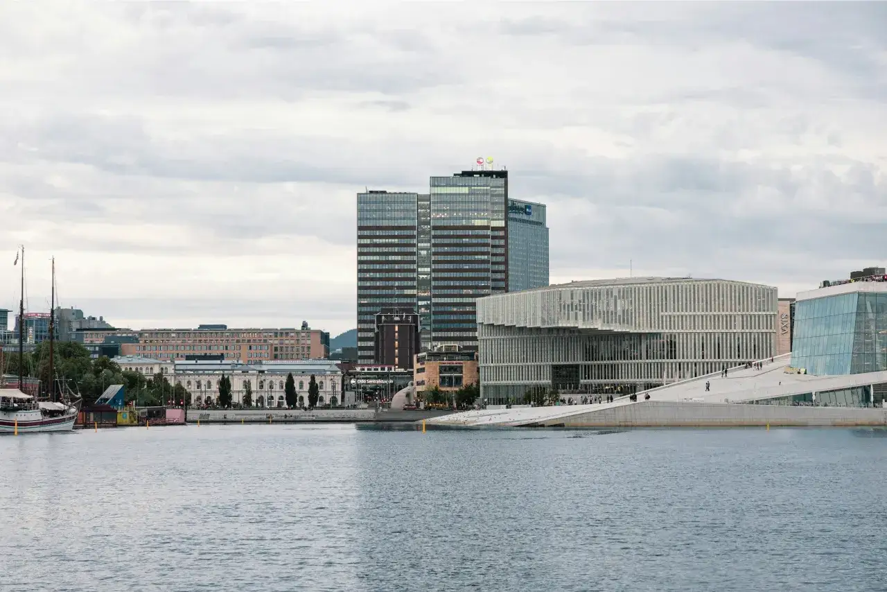 Nowoczesna architektura Opery w Oslo i wysokie budynki biurowe nad wodą. Czy warto odwiedzić Oslo? Zdecydowanie tak!