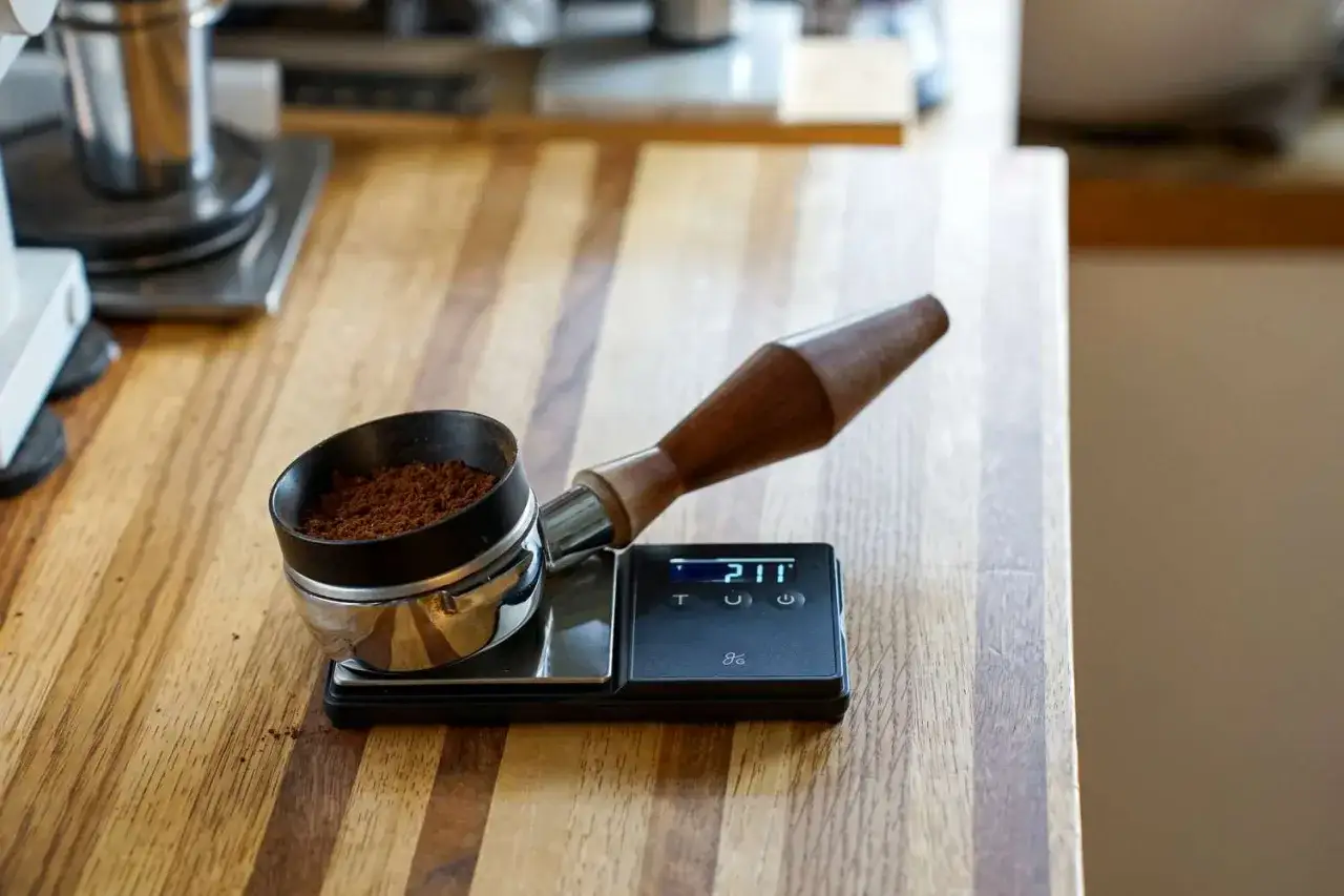 Sieger-Espresso-Rezept: Kaffeepulver im Siebtr&auml;ger auf einer Waage, bereit f&uuml;r die Zubereitung.