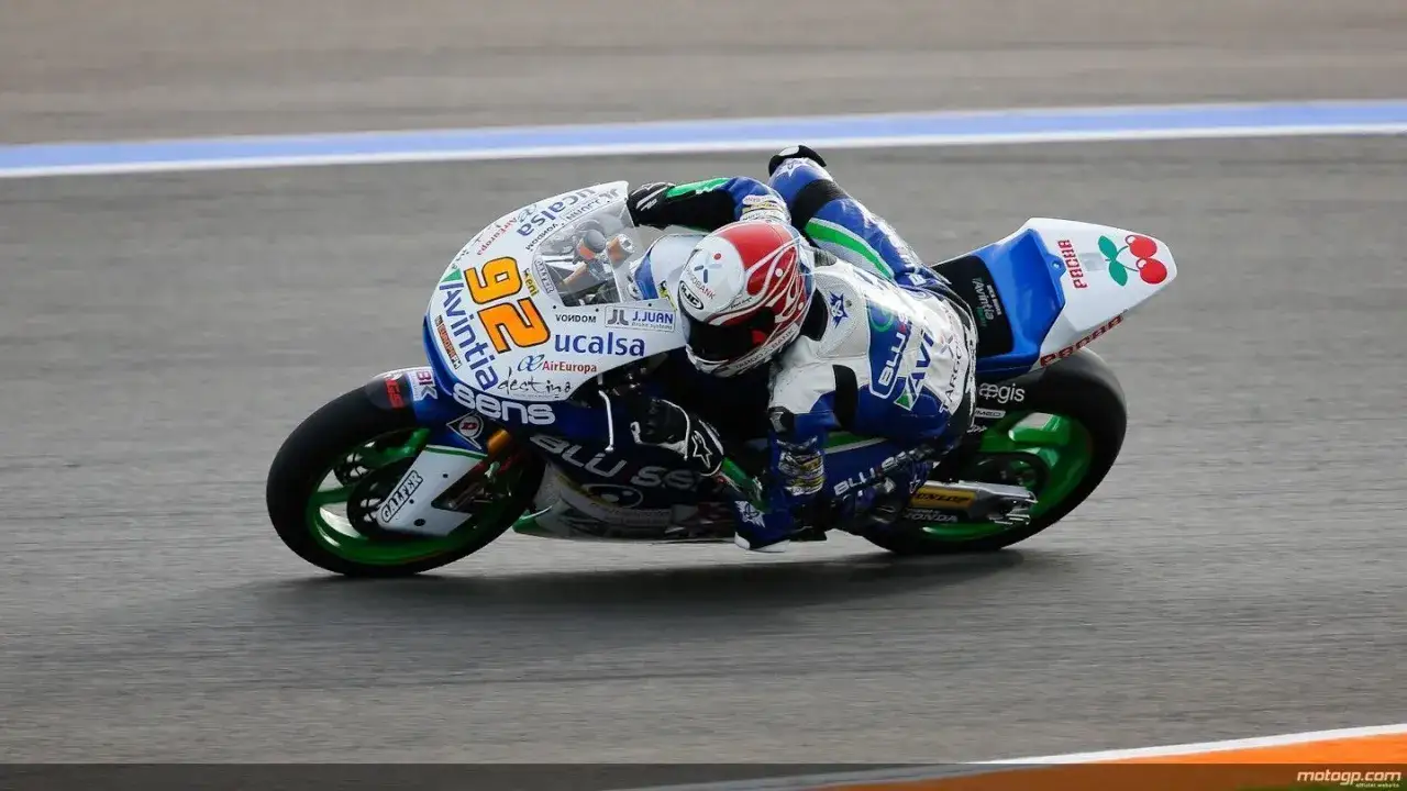 MotoGP: Alex Mari&ntilde;elarena inclinado en su moto azul y blanca con el n&uacute;mero 26, compitiendo en la pista.