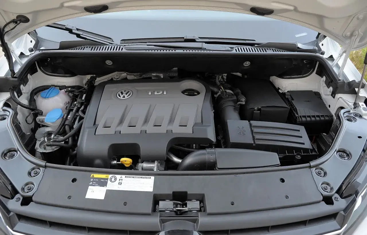 Silnik TDI w VW Touran. Jaki silnik diesla wybrać? Pod maską widać turbosprężarkę i elementy układu dolotowego.