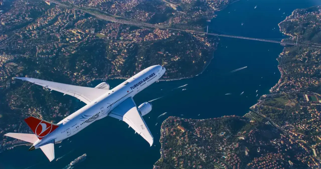 Samolot Turkish Airlines przelatuje nad Bosforem. Zastanawiasz się, ile trwa lot z Gdańska do Antalyi?