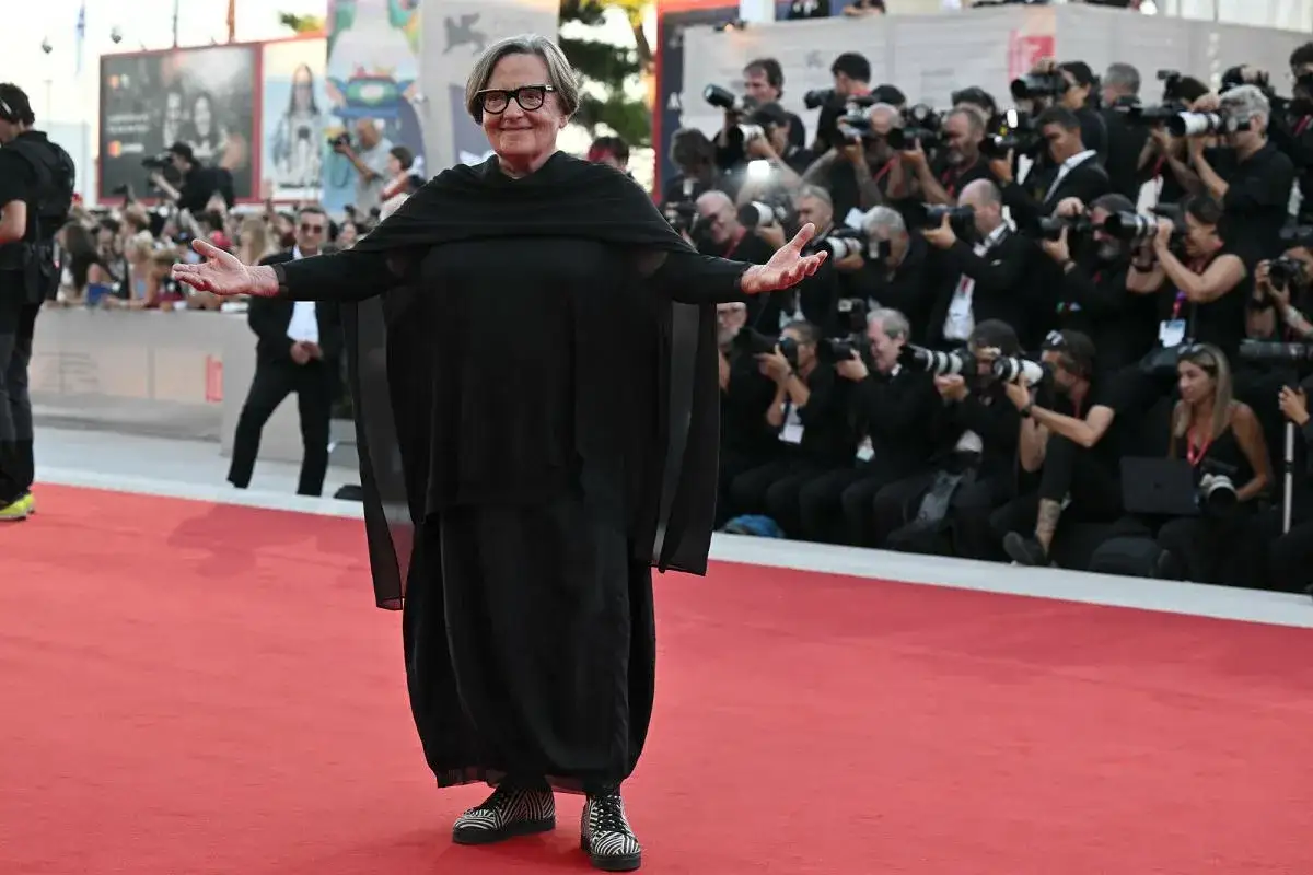 Reżyserka Agnieszka Holland na czerwonym dywanie, otoczona przez fotoreporterów. Jej film