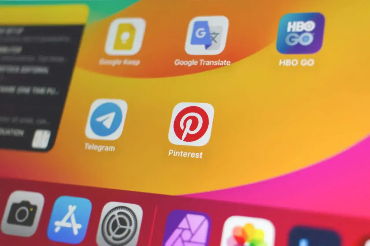 Ekran smartfona z ikonami aplikacji: Google Keep, Google Translate, HBO GO, Telegram i Pinterest. Widżety na ekranie głównym.