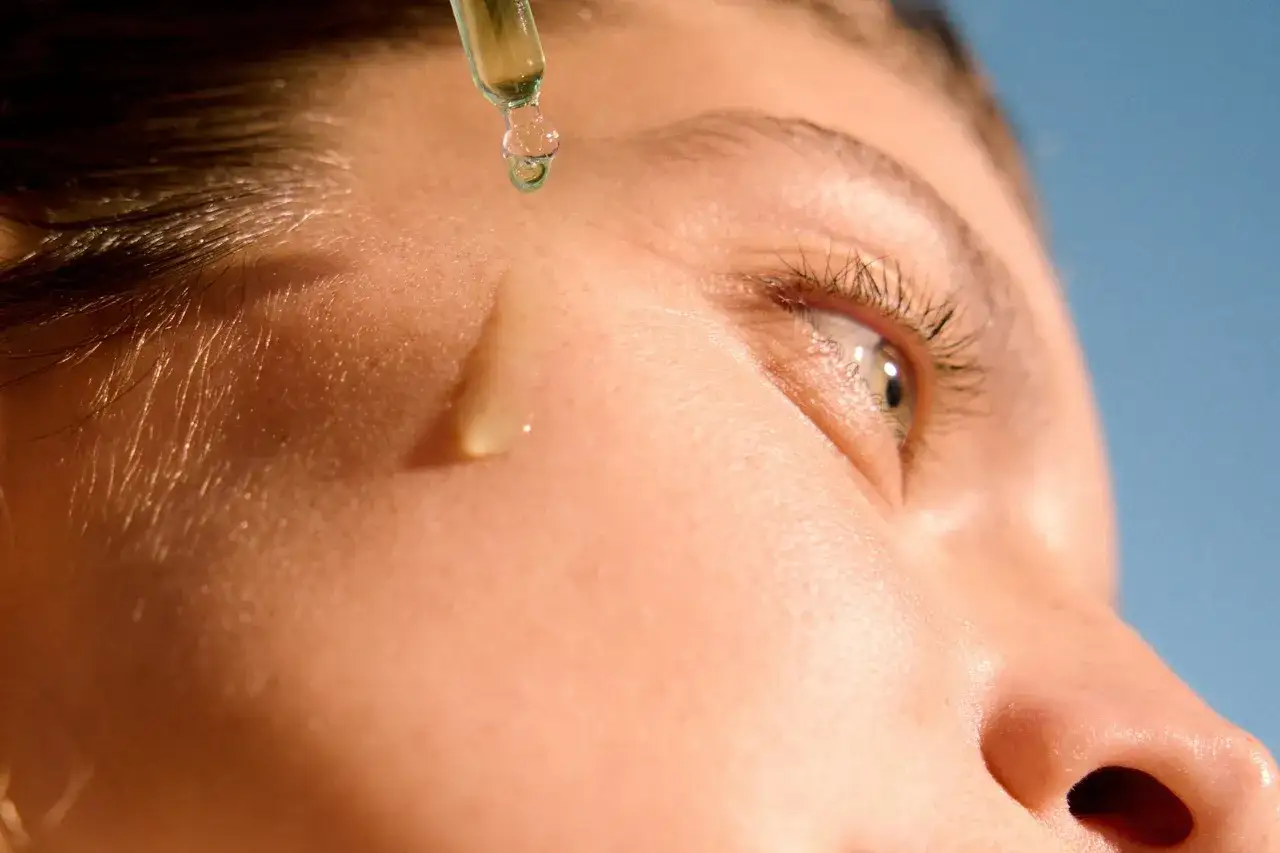 Droppe serum appliceras p&aring; huden, en del av hemligheten f&ouml;r hur man f&aring;r clear skin.