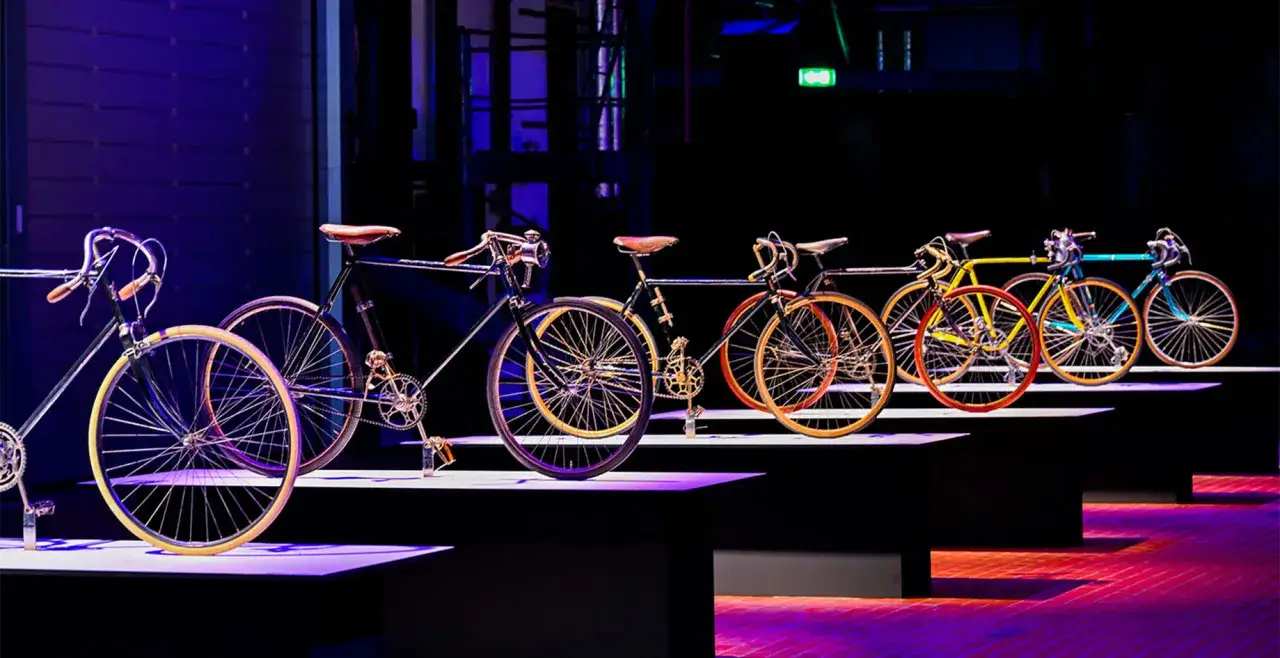Eine Reihe von Vintage-Fahrrädern, von klassisch bis farbenfroh, präsentiert auf einer Bühne. Ein Highlight der Fahrrad Messe.