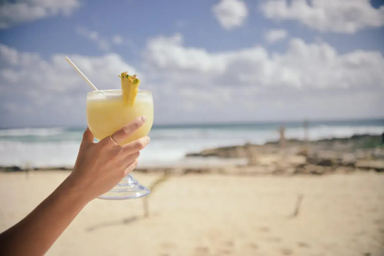 Letni drink na plaży, idealny przepis na Sex on the Beach. Słoneczny dzień, fale i tropikalny smak.