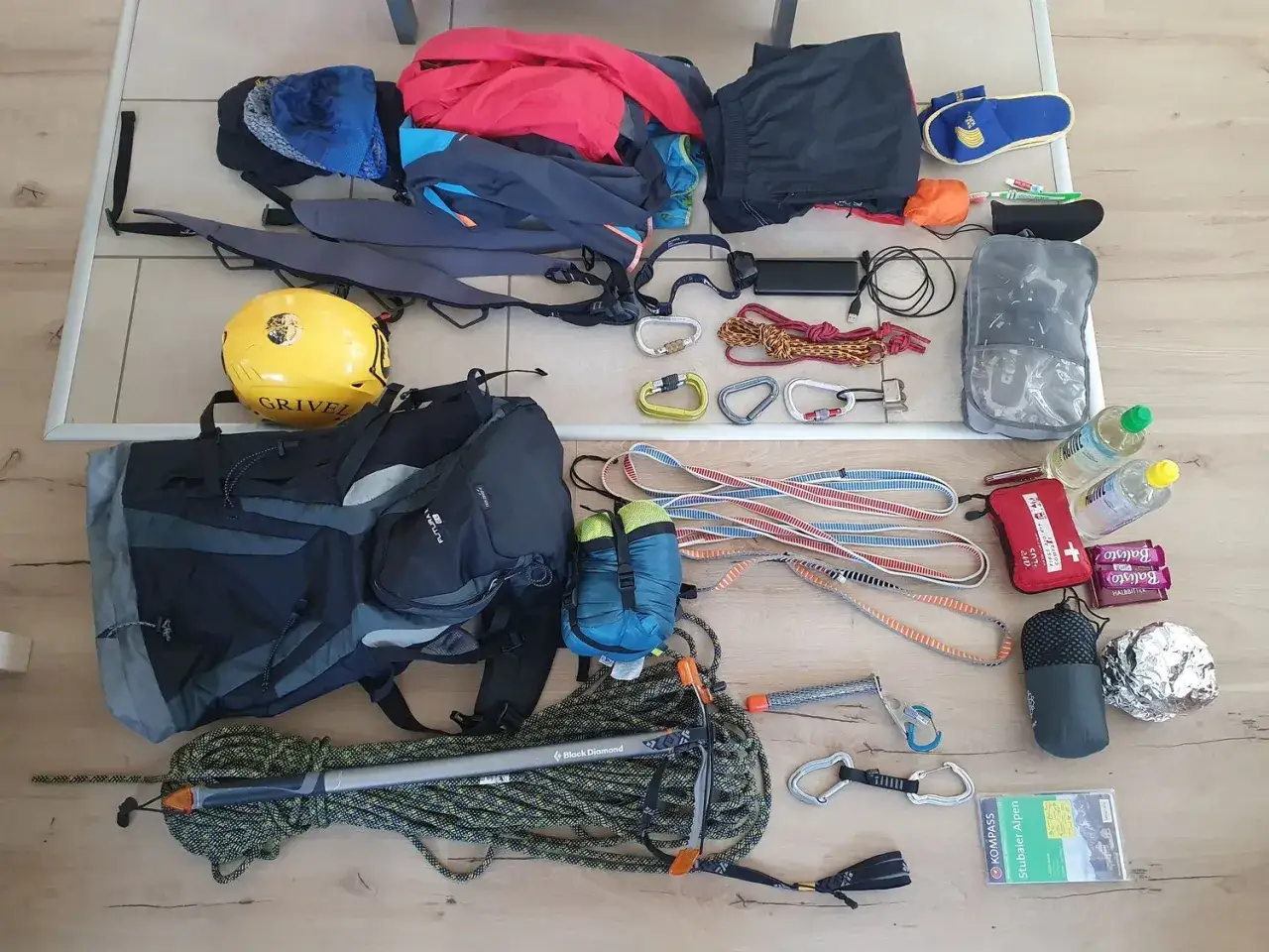 Packliste Hochtour: Rucksack, Helm, Seil, Steigeisen, Kleidung, Erste-Hilfe-Set, Verpflegung. Alles für das Abenteuer in den Bergen.