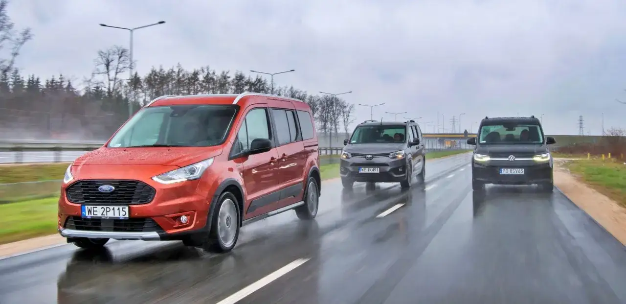 Pomarańczowy Ford Transit Connect, szary Toyota Proace City i czarny Volkswagen Caddy jadą po mokrej drodze. Który bus osobowy jest najmniej awaryjny?