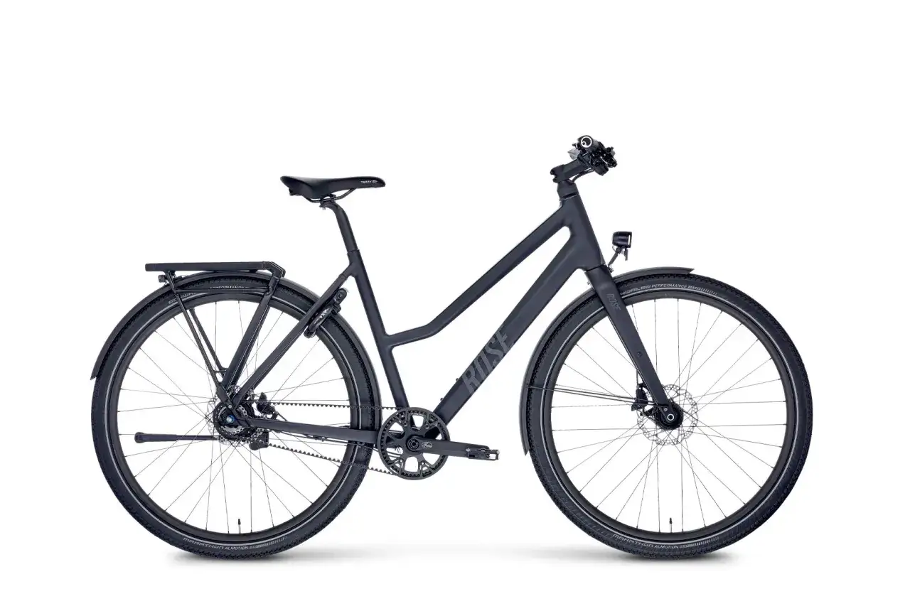 Dunkelgraues Rose Black Lava 2 Test Fahrrad mit Gep&auml;cktr&auml;ger und Schutzblechen.