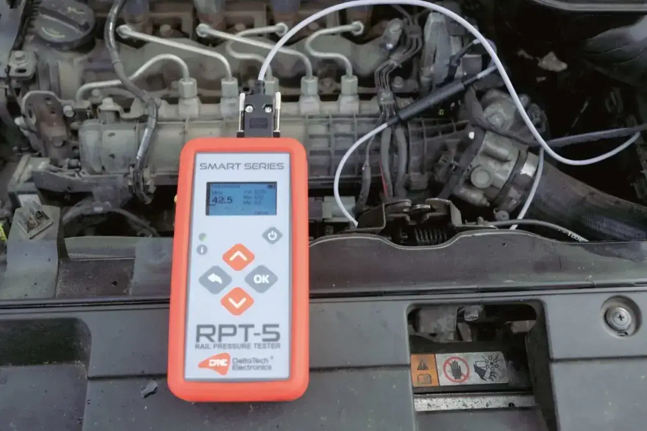 Test ciśnienia paliwa w silniku diesla. Urządzenie RPT-5 monitoruje adaptację regulatora ciśnienia paliwa, pokazując aktualne wartości.