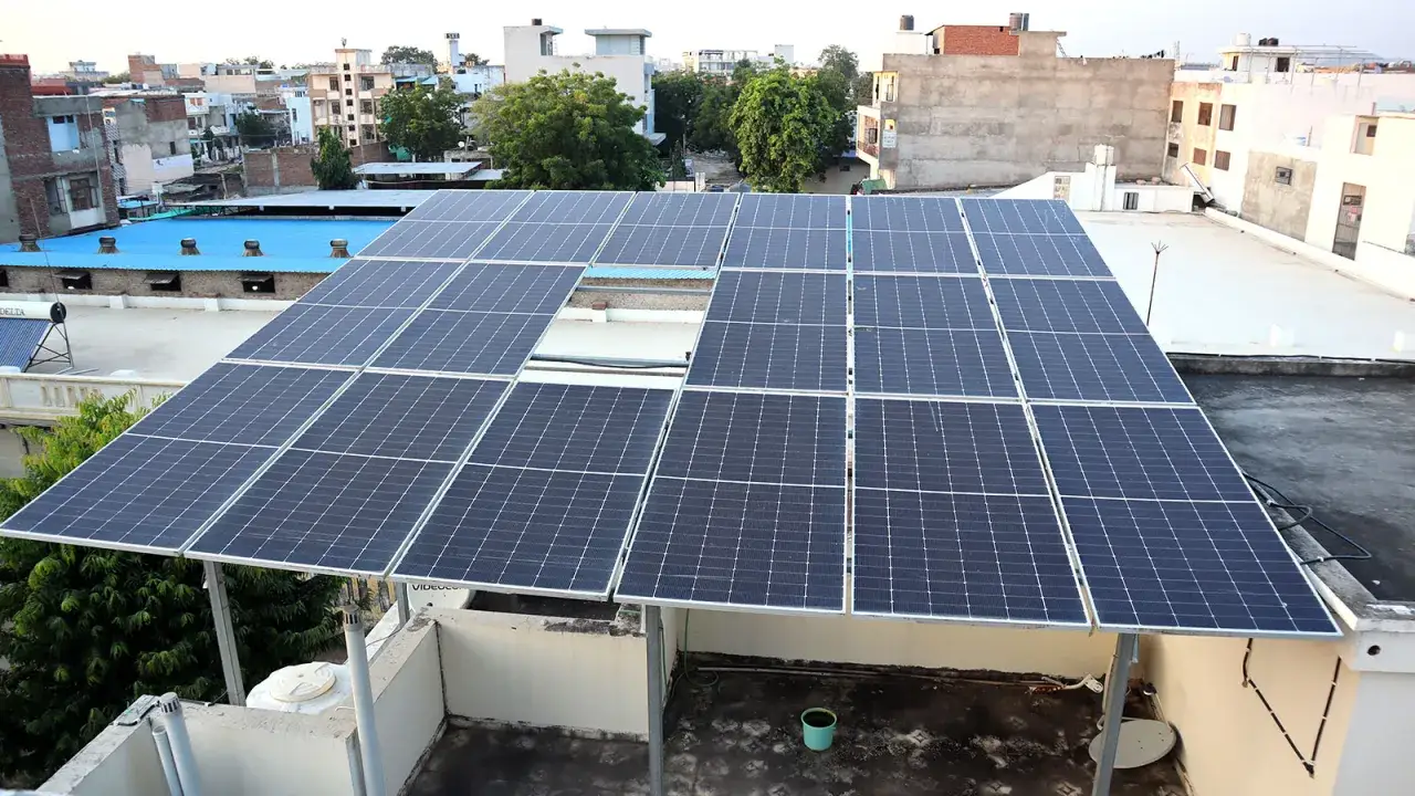 Instalacja fotowoltaiczna 10 kW cena z montażem na dachu. Panele słoneczne w mieście.
