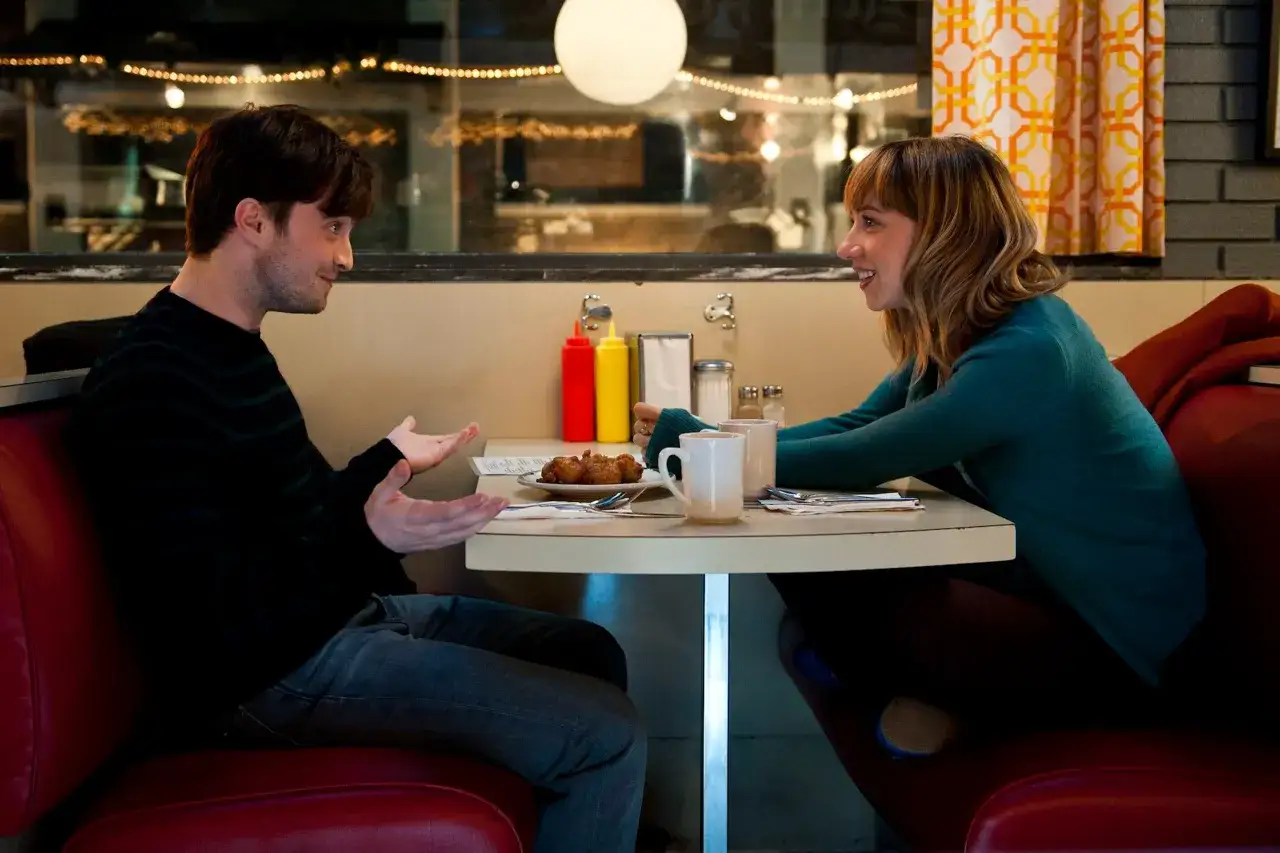 Ein Mann und eine Frau sitzen sich in einem Diner gegenüber. Sie scheinen eine lebhafte Unterhaltung zu führen, vielleicht ein beziehungs test.
