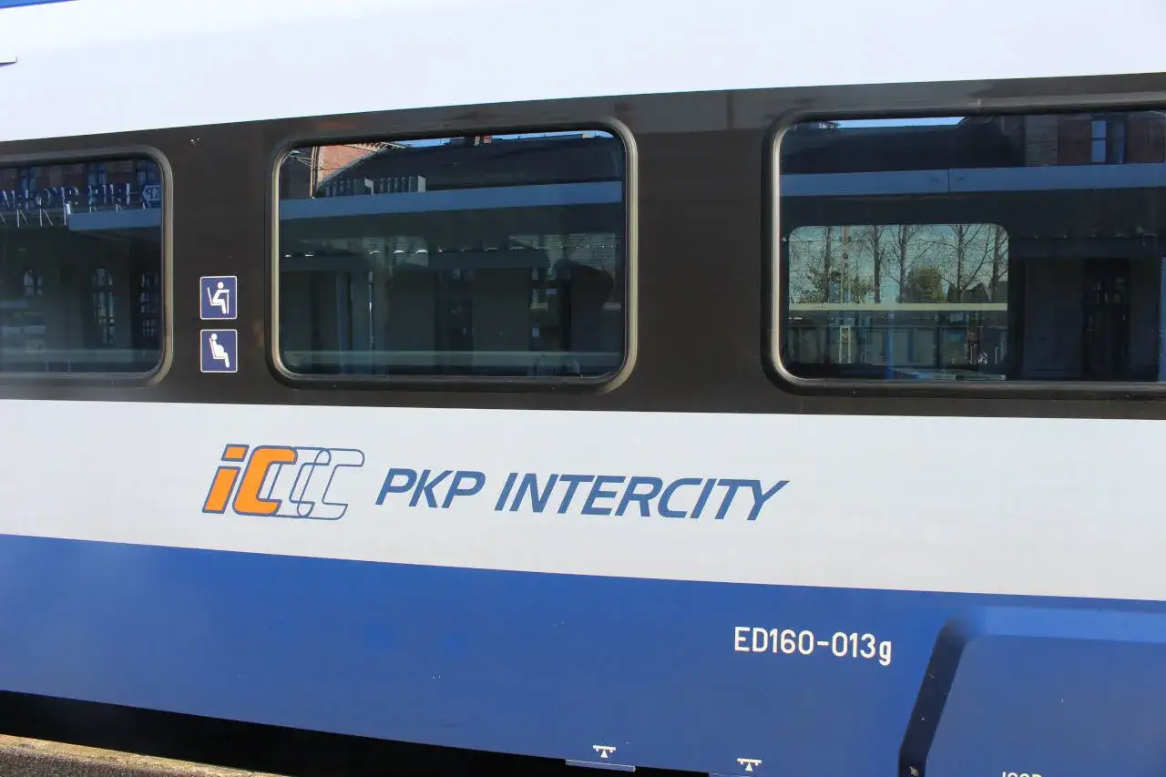 Pociąg PKP Intercity ED160-013g, gotowy do podróży z Polski do Berlina.