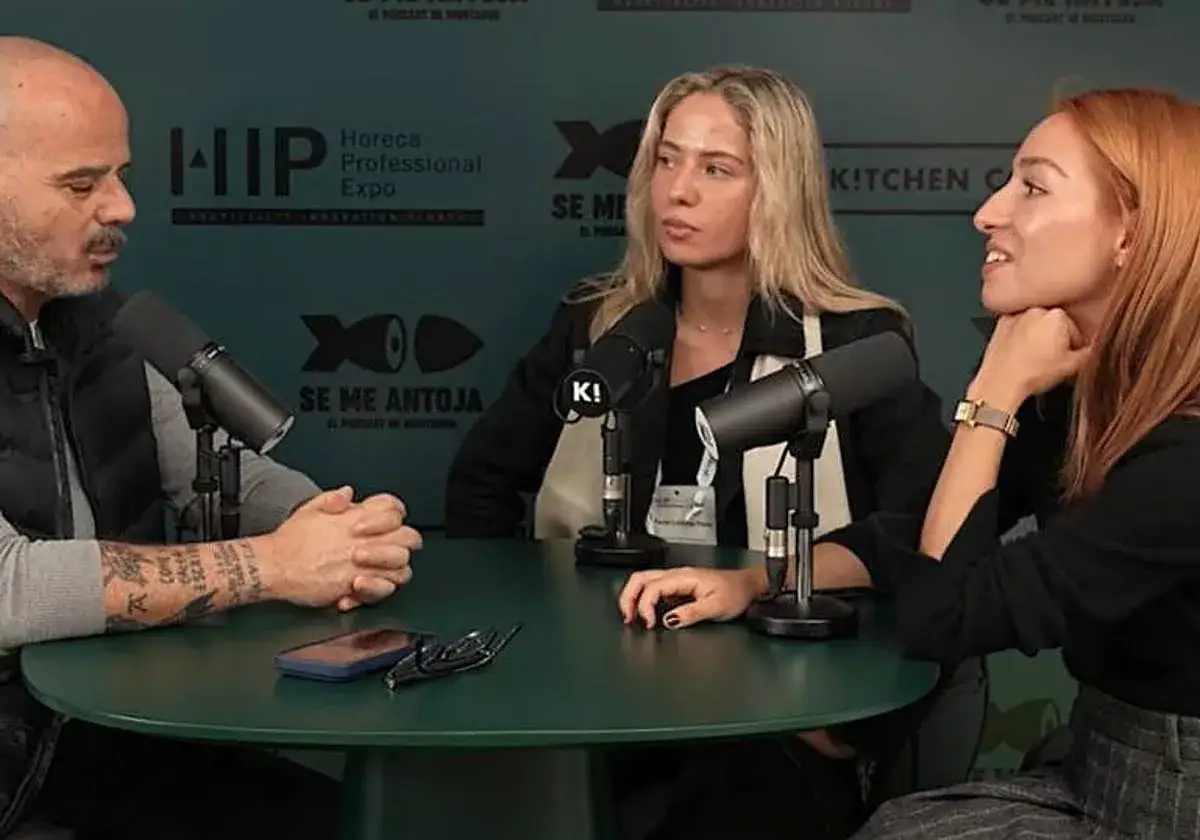 Victor Gutierrez chef, en una mesa redonda con dos mujeres, discutiendo sobre gastronomía en el evento HIP.