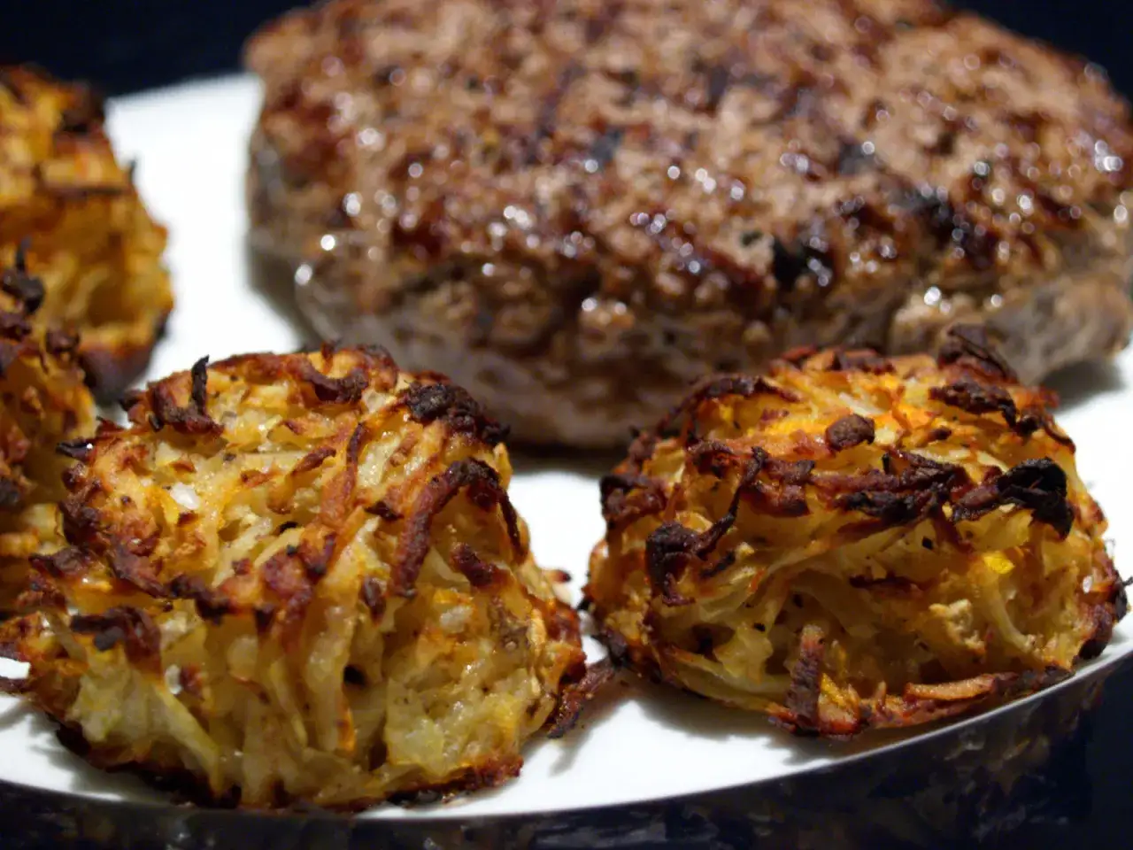 Krispiga potatispl&auml;ttar serveras med en saftig k&ouml;ttpuck. En h&auml;rlig schweizisk matupplevelse!