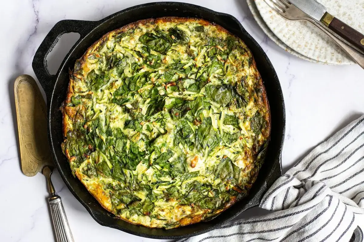 En saftig frittata med spenat och zucchini, perfekt f&ouml;r ett snabbt och gott frittata recept. Serveras direkt ur gjutj&auml;rnspannan.