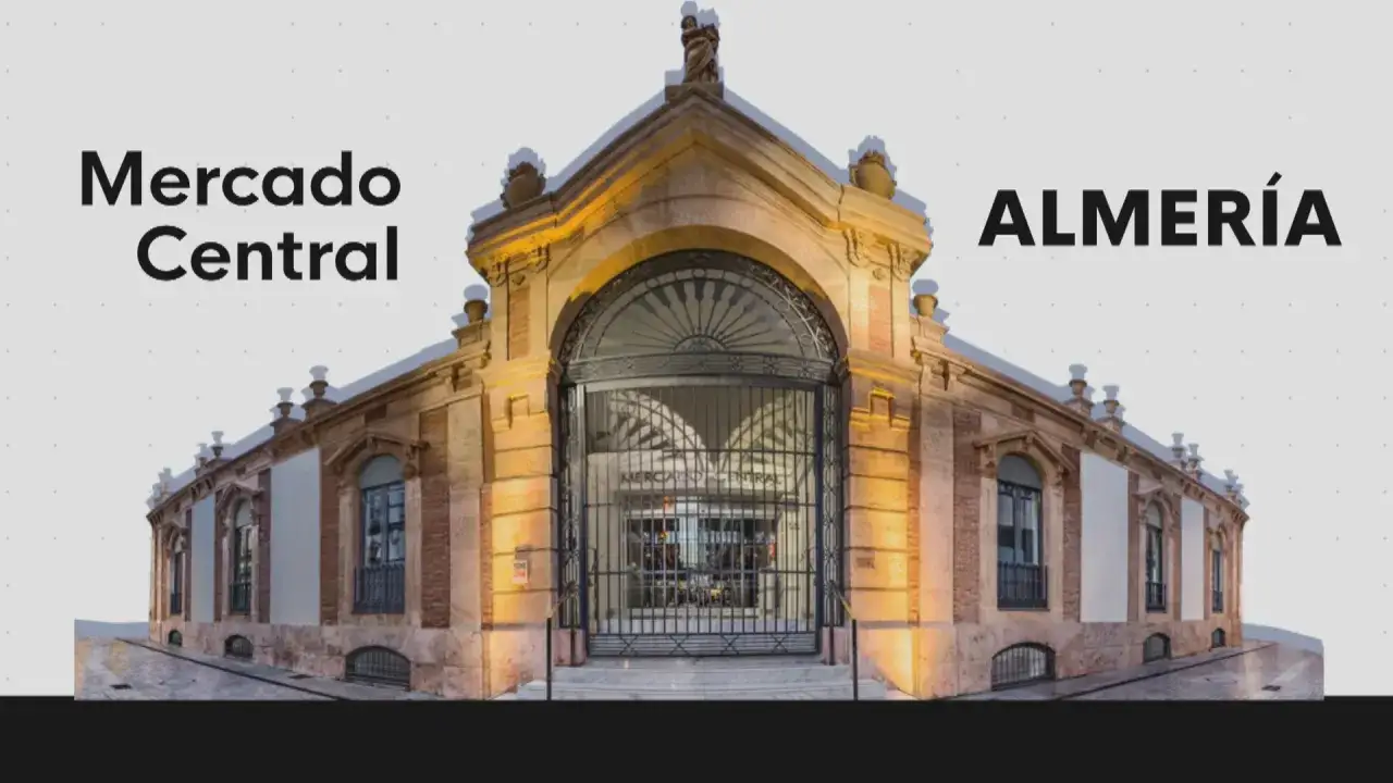 Mercado Central de Almería, un edificio histórico con una gran entrada de hierro forjado.