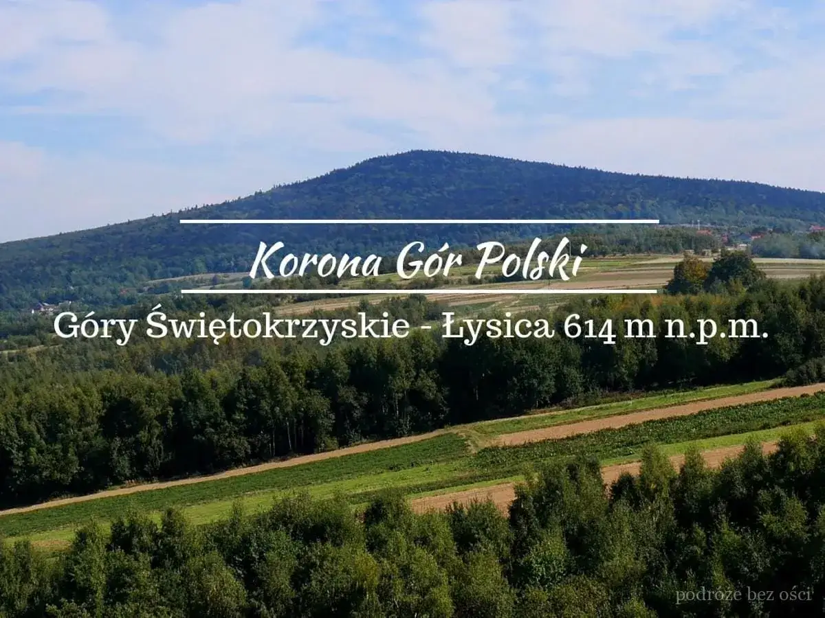 Góra Łysica, najwyższy szczyt Gór Świętokrzyskich, wznosi się majestatycznie na tle błękitnego nieba.