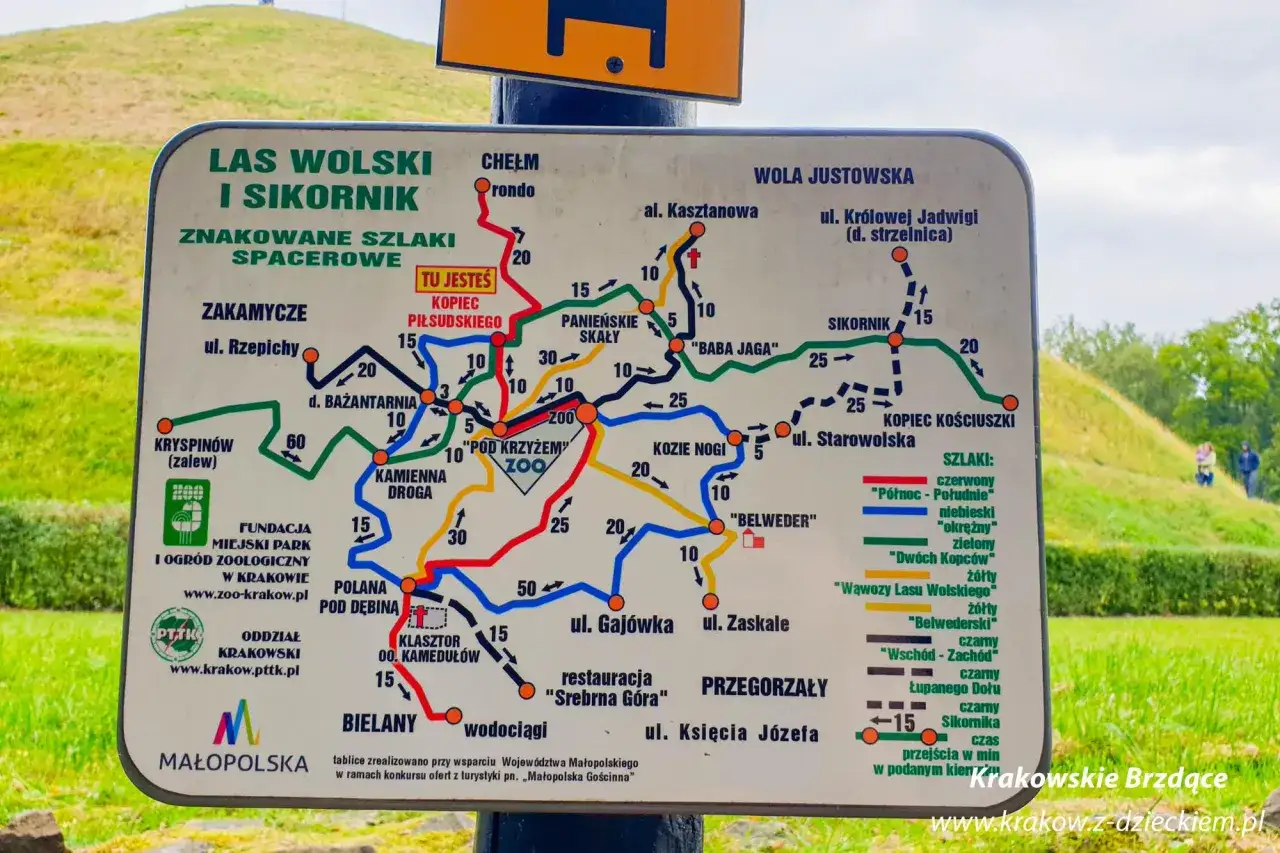 Mapa szlaków Lasu Wolskiego i Sikornika, z zaznaczonym Kopcem Piłsudskiego i parkingiem.