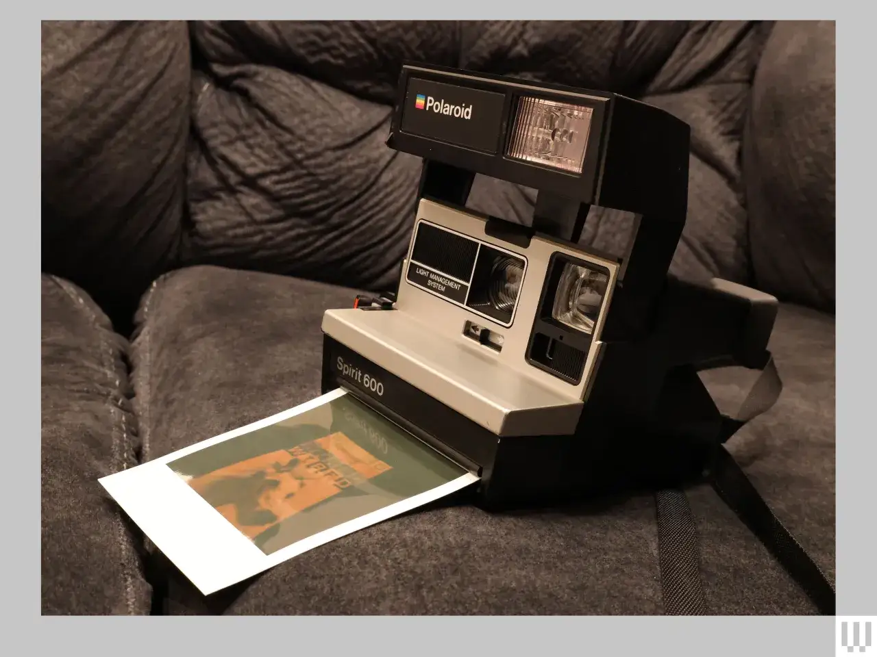 Polaroid Spirit 600, con foto in uscita. Scopri come funziona una polaroid: scatta, sviluppa e goditi il ricordo istantaneo.