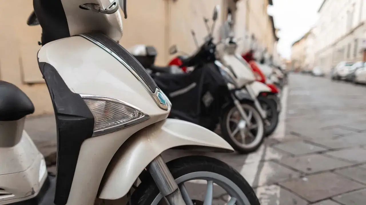motorower na stacji kontroli pojazdów
