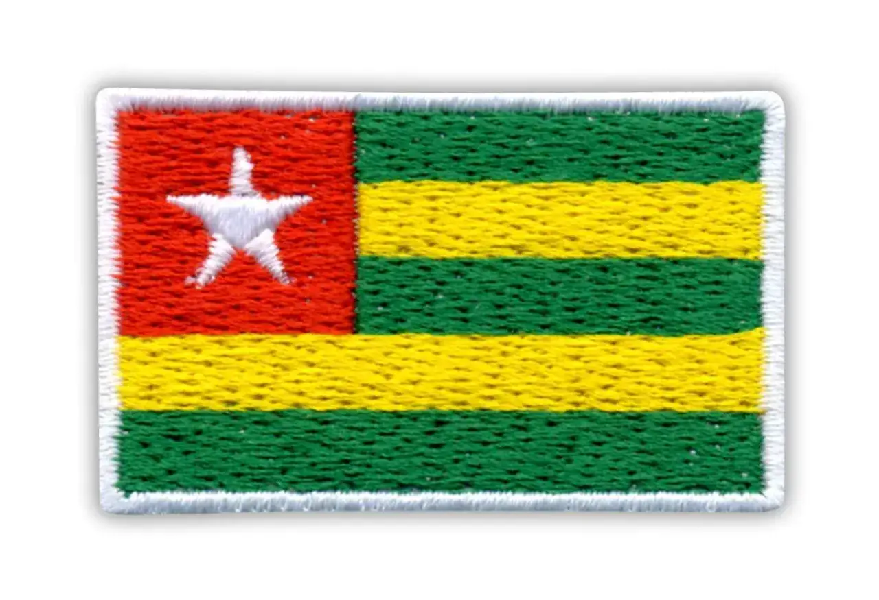 Naszywka z flagą Togo: czerwone pole z białą gwiazdą i zielono-żółte pasy.