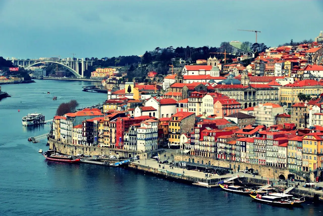 Porto atrakcje: kolorowe kamienice nad rzeką Duero, mosty i łodzie.