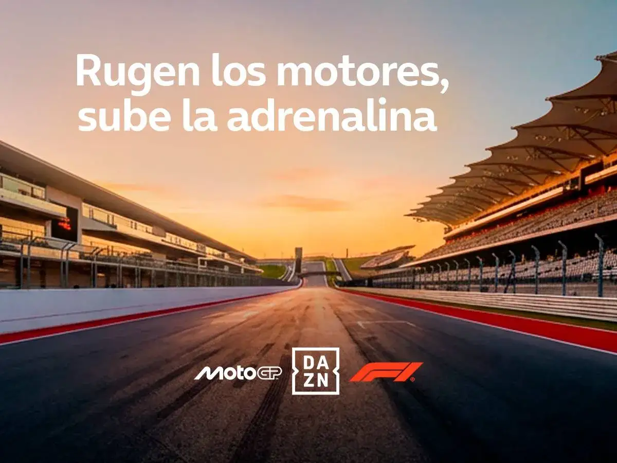 Pista de carreras al atardecer, lista para la acción. Descubre donde ver MotoGP y siente la adrenalina.
