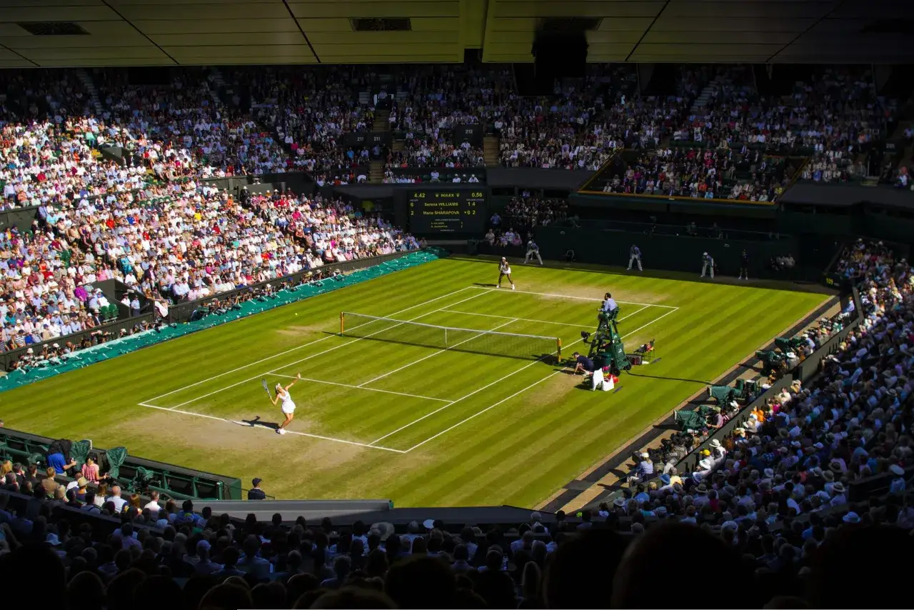 Wimbledoński kort, tłumy kibiców i Serena Williams w akcji. Czy to właśnie ona zostanie jedną z **zwycięzców Wimbledonu**?