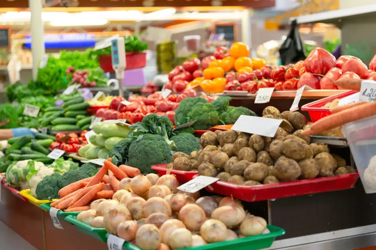 Targ warzywny pełen świeżych produktów, kiedy jest sezon na fasolkę szparagową. Brokuły, ziemniaki, marchew, pomidory i inne warzywa kuszą kolorami.