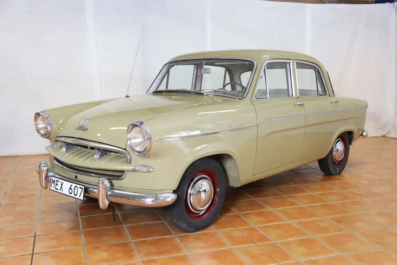 En ljusbeige standard vanguard fr&aring;n 1950-talet, med kromdetaljer och registreringsskylten MEX 607.