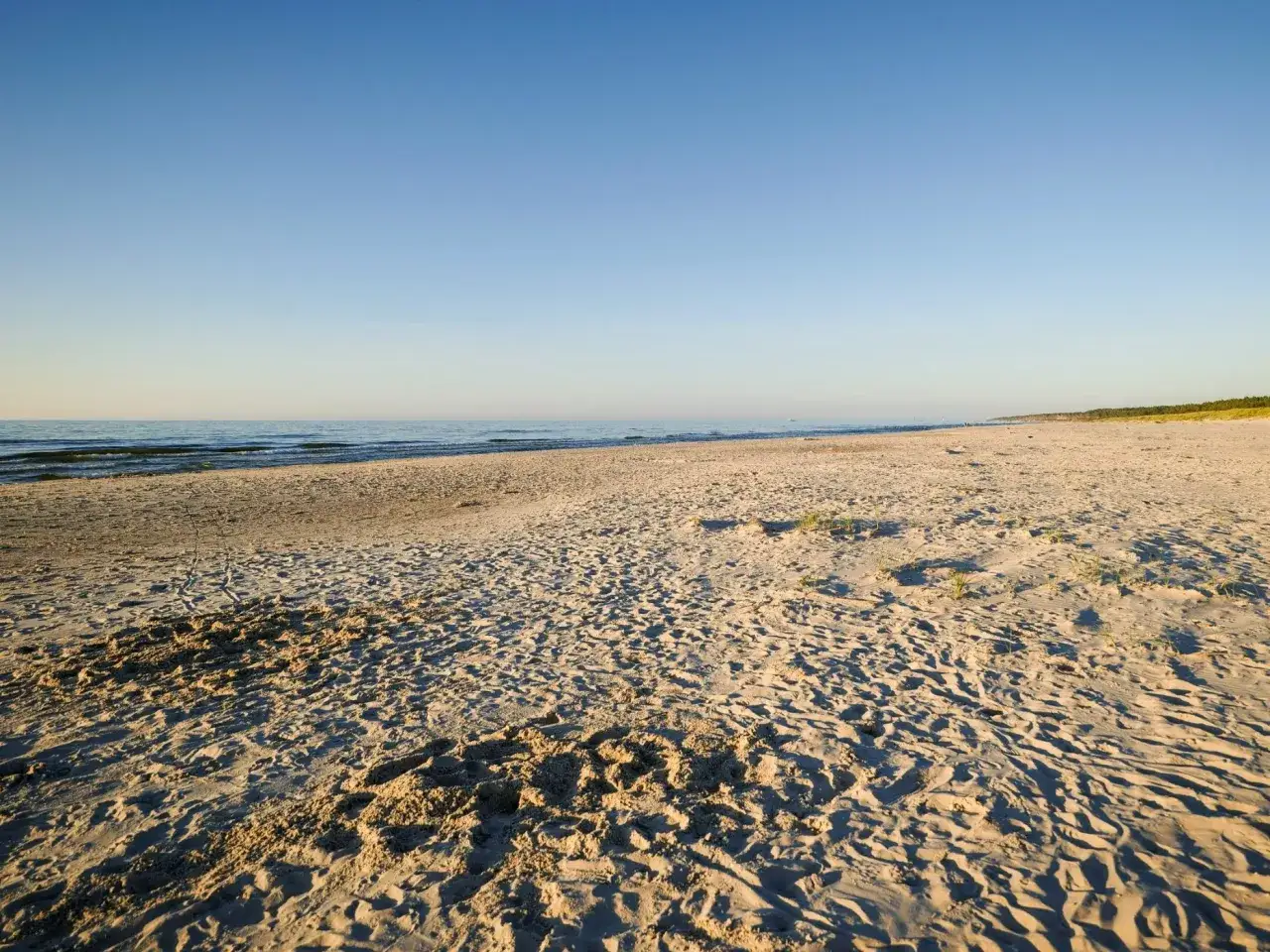 Pusta plaża, idealne miejsce, gdzie w maju na wakacje. Słońce, morze i piasek czekają na Ciebie.