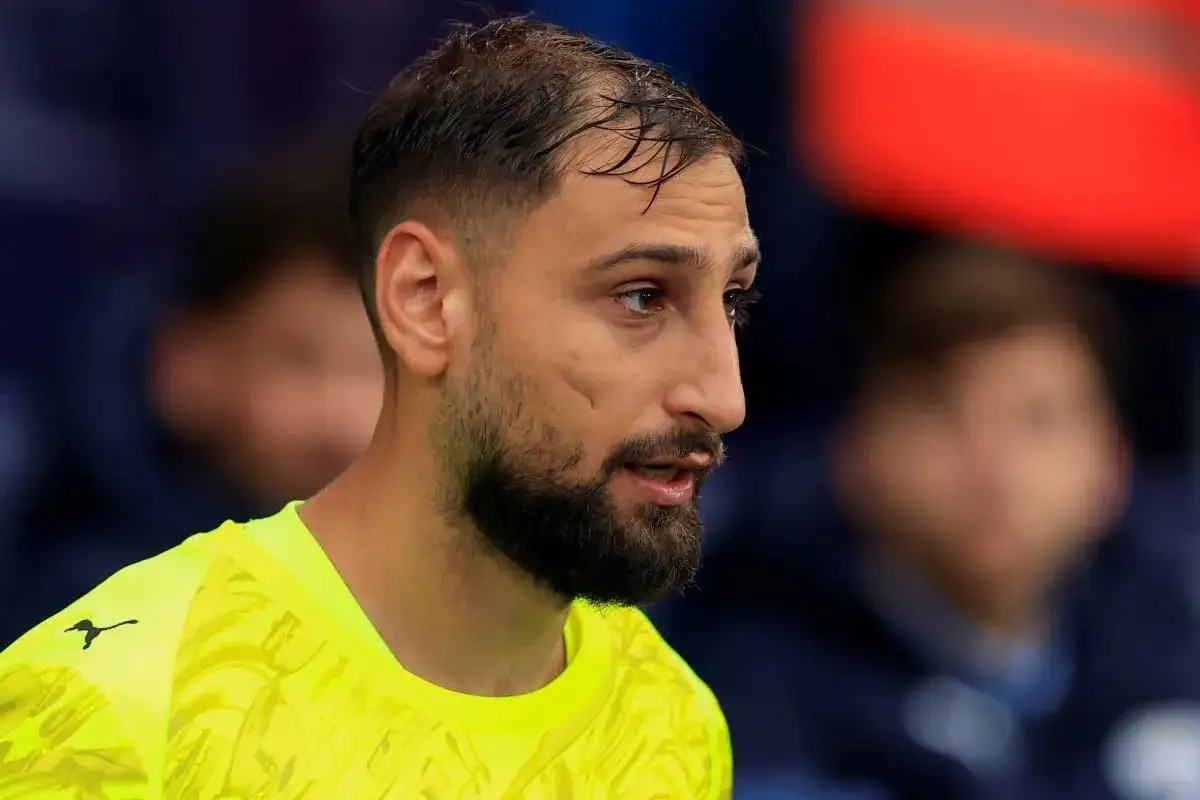Gianluigi Donnarumma, bramkarz PSG, w żółtej koszulce. Jego obecne drużyny to PSG i reprezentacja Włoch.