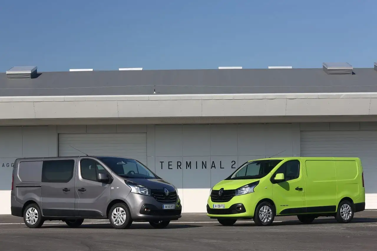 Renault Trafic generacje por&oacute;wnanie