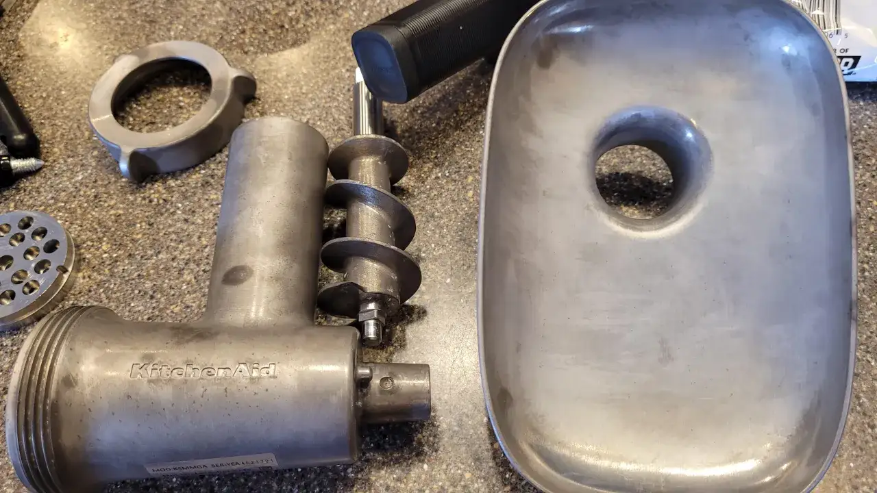 Rozłożona maszynka do mielenia mięsa KitchenAid. Dowiedz się, dlaczego maszynka do mielenia mięsa czernieje po myciu w zmywarce.